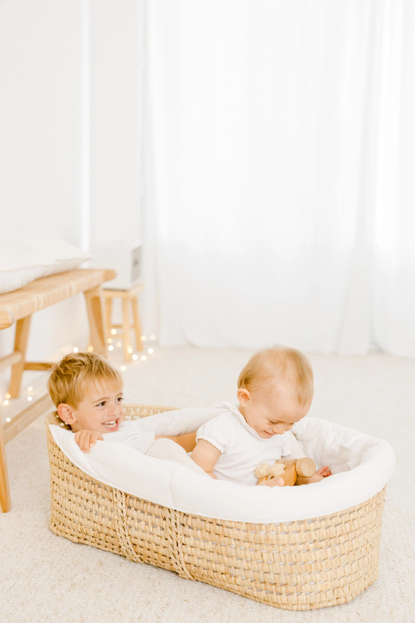 enfant bonheur panier jouer osier